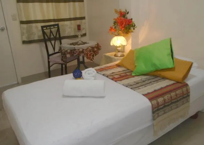 Hotel Jeshua Simmonds