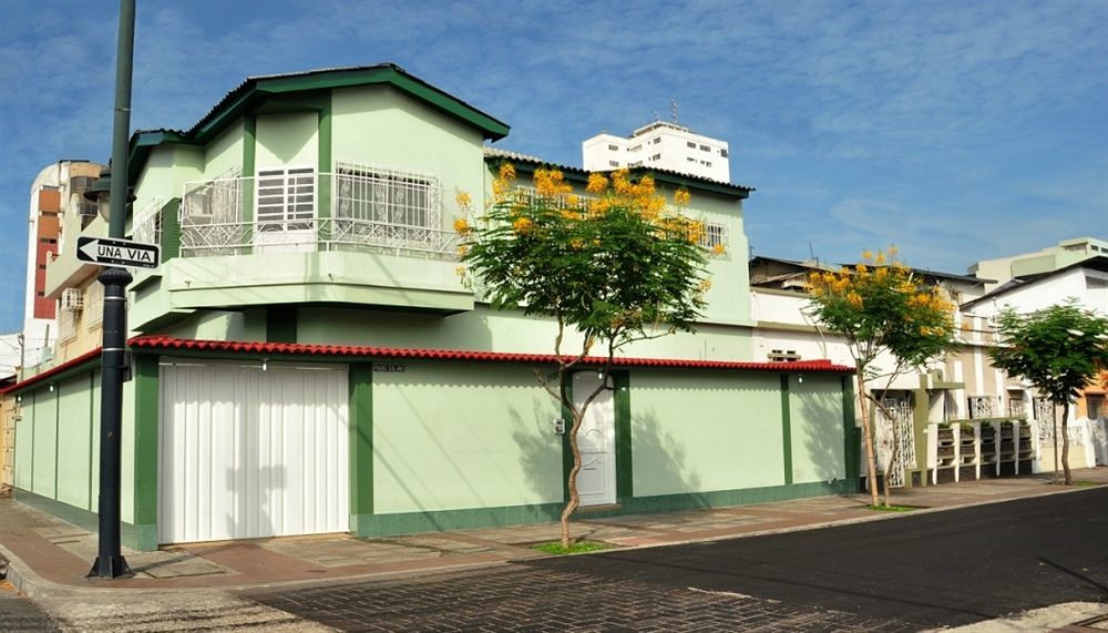Hotel Jeshua Simmonds